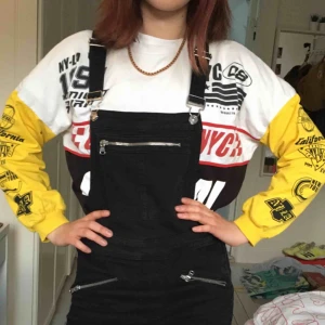  - Cool långärmadtröja med racermotiv! Ganska tjock men fungerar för alla årstider!! Kan frakta eller mötas upp på söder🥰