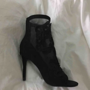  - Ursnygga högklackade skor som tyvärr inte kommit till användning då jag har svårt att gå i högklackat.😩Dom är aldrig använda endast provade några gånger. Strl 38🔅 150kr och köparen står för frakten som kostar ungefär 100kr🔆