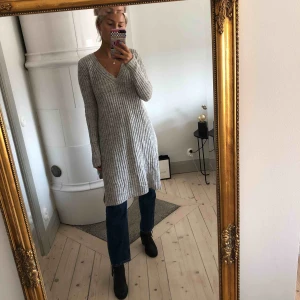  - Stickad klänning från Zara. Lika fin som lång kofta till jeans, som till bara ben. Ny!