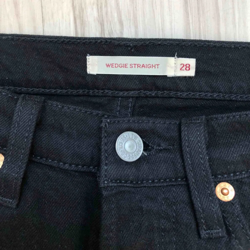 Superfina Wedgies från Levis. Använda enbart några få gånger, säljer då de är lite för korta på mig som är 177 cm.. Jeans & Byxor.