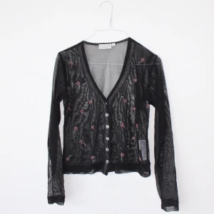 Fin gammal H&M kofta med broderi. Köpt 2hand, fortfarande nyskick!  - Fin gammal H&M kofta med broderi. Köpt 2hand, fortfarande nyskick! 