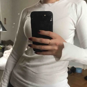  - Vit långärmad tröja från zara! Slits i armarna. Sitter tajt och snyggt, passar XS-S💕 köpare står för frakt!