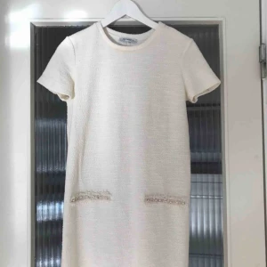  - Klänning från Zara använd en gång! Kan användas på studenten eller liknande