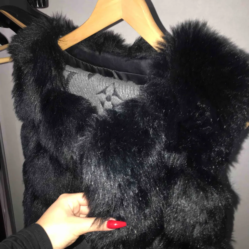 Faux fur väst från Lovelyofsweden. Ord pris. 1100kr. Jackor.