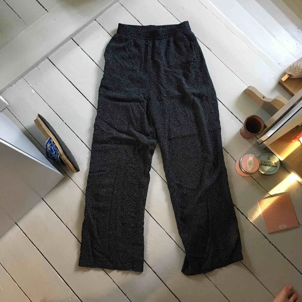 Jättesköna byxor perfekta till sommaren. Ganska mycket använda men fint skick! . Jeans & Byxor.
