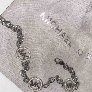  - Äkta Michael kors armband , köpt för 1500 mitt pris 400kr 