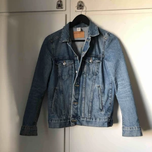  - det har blivit dags att sälja min fina jeansjacka 🤧 inköpt till förra sommaren och använd flitigt men fortfarande i fint skick. Frakt tillkommer på 75 kr 💕 har sänkt priser på tidigare inlägg så kolla in dom🦋 läs min bio innan köp