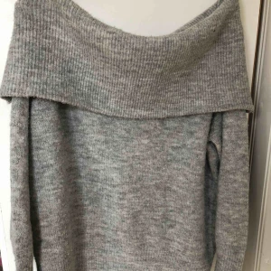  - Superhärlig stickad off-shoulder som funkar till allt!