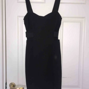  - Fin svart klänning i storlek S! Kan mötas upp i Uppsala eller så står köparen för frakten!