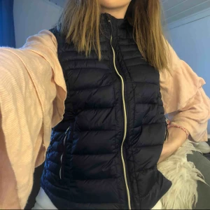  - En väst från flash, köpte den för 900kr men jag säljer den för 299 då den aldrig är använd. Köpare står för frakt🥰🥰