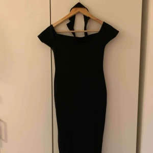  - Svart klänning med choker. Strl 36 köpt på Boohoo. Använt en gång men är i gott skick. Köparen står för frakten! 🌟