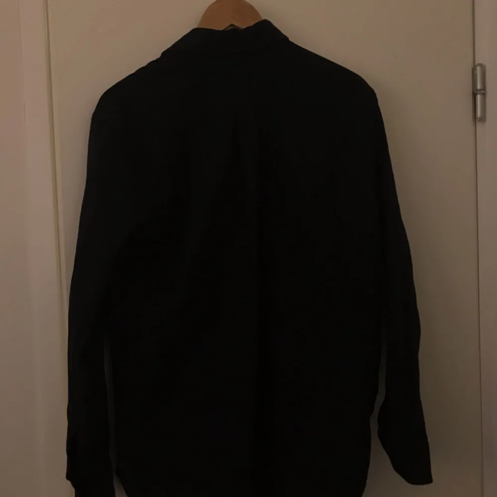 Säljer en svart skjorta från Our Legacy. Köpt ny för 1400kr. Säljer för 500kr. Storlek XS/44 men sitter som en medium eftersom den är oversized. Skjortor.
