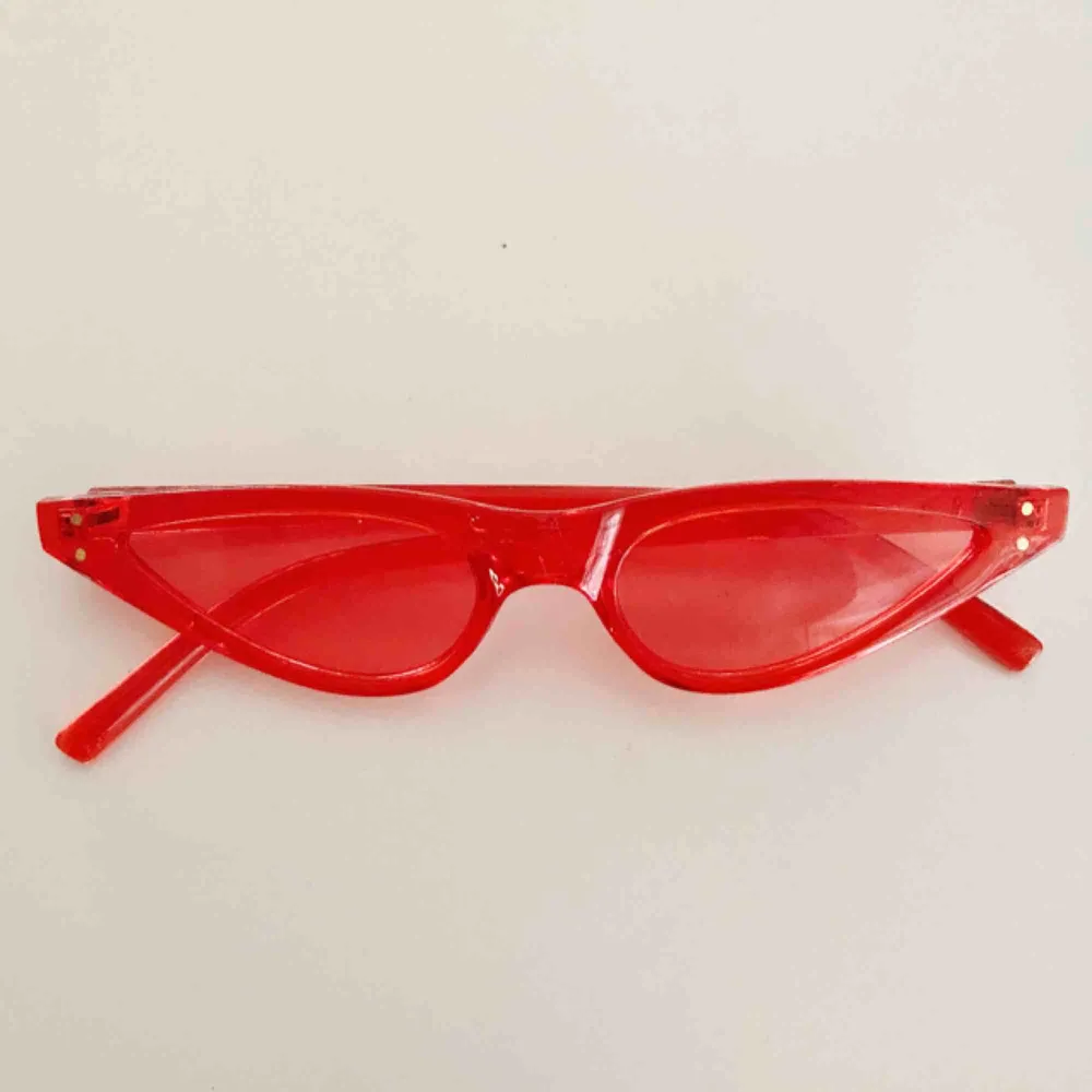 Coola röda solglasögon ifrån beyond retro. Aldrig använda. . Accessoarer.