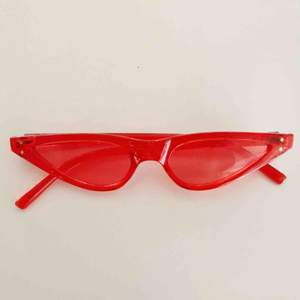 Coola röda solglasögon ifrån beyond retro. Aldrig använda. 