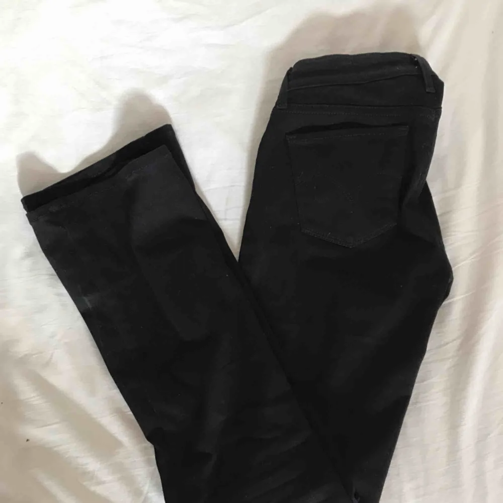 Svarta bootcut jeans från Levis. Nästan aldrig använda så i stort sett som nya🤩W24L30. Fraktar men fraktkostnad tillkommer . Jeans & Byxor.