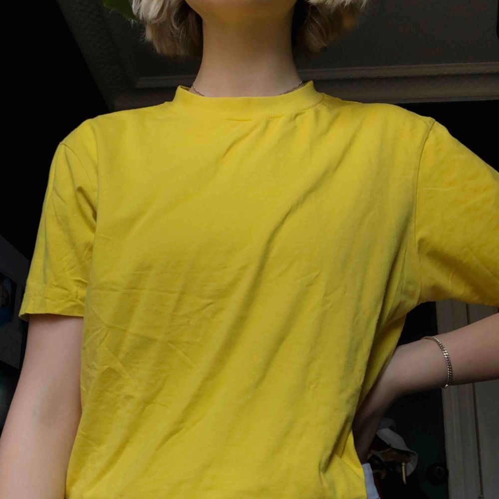 Vanlig gul T-shirt! Aldrig använd. T-shirts.