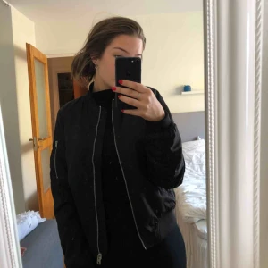  - En supersnygg svart bomberjacka. Något liten i stl, sitter som XS/S. 3 ytterfickor och 1 innerficka. Köparen står för frakten.