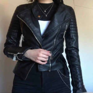  - Säljer Chiquelles populära skinnjacka i nyskick! Säljes då jag helt enkelt har tröttnat på den. Kan mötas i Örebro eller skickas då köparen står för frakten :)