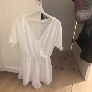  - Somrig vit shortsdress från Hm. Helt oanvänd! Säljs på grund av för stor storlek. 