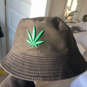  - En svart vanlig fiskehatt med ett Weed märke. Aldrig använd, beställde fel ordninarie pris 199kr🥰