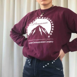  - Jättefin vinröd collegetröja med Paramounttryck på. Trycket har spruckit lite vilket man kan se på bild 2. Köparen står för frakt💞💞