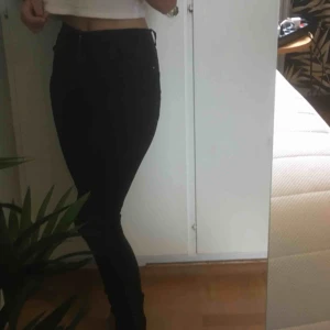  - Tajta, svart, högmidjade jeans från bik bok🌺 original pris 500, använda drygt tio gånger. Stretchiga och en riktigt skön fit👌