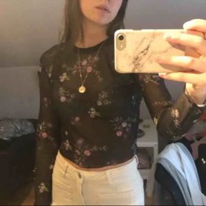  - Mesh tröja med broderade blommor 