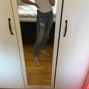  - Slitna boyfriend jeans från Gina tricot. Fint skick. Köparen står för frakt.