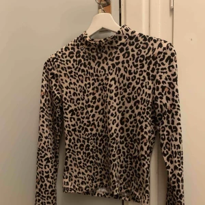  - Tröja från bikbok i storlek XS. Köparen står för frakten :)