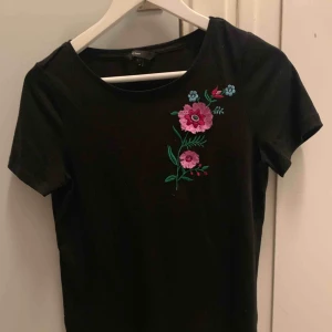  - Fin t-shirt från Vero Moda i storlek XS. Köparen står för frakt :)