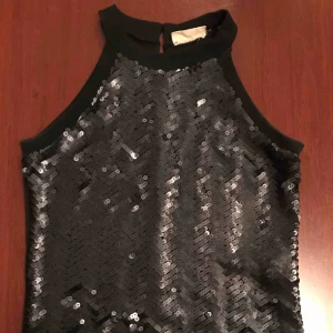  - Linne svart med detaljer. Av märket Americanino.  Xs topp skick! 