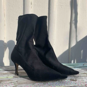 Strumpklackar med spetsig tå - Dessa skor har varot stora favoriter! Strumpklackar i scuba-material. Förvånansvärt bekväma! 