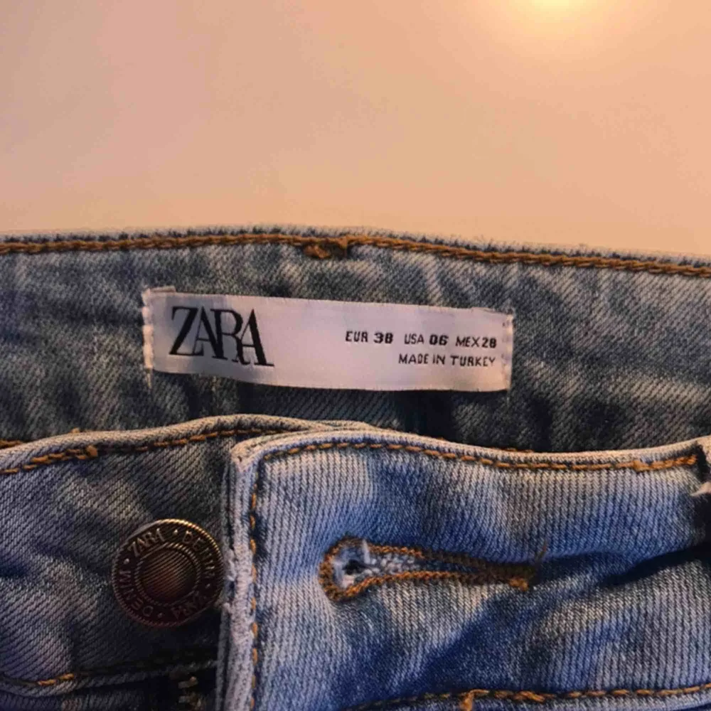 Svin snygga ljusa bootcut jeans i storlek 38 från Zara!! Säljer pga för stora, köpa från Plick.  Tar swish!!😊😊😊. Jeans & Byxor.