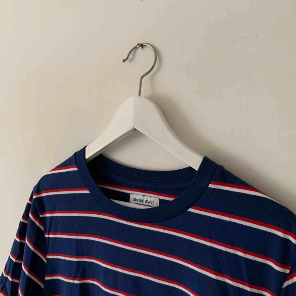 Randig tröja från Urban Outfitters, frakt på 35kr tillkommer 🥰. T-shirts.