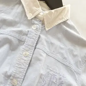 Ljusblå skjorta från Bondelid, MQ.  Fint skick med härliga detaljer.  Skjortan är i forgursydd. Kan mötas upp i Huddinge, Älvsjö, Årsta, Globen & Västberga 