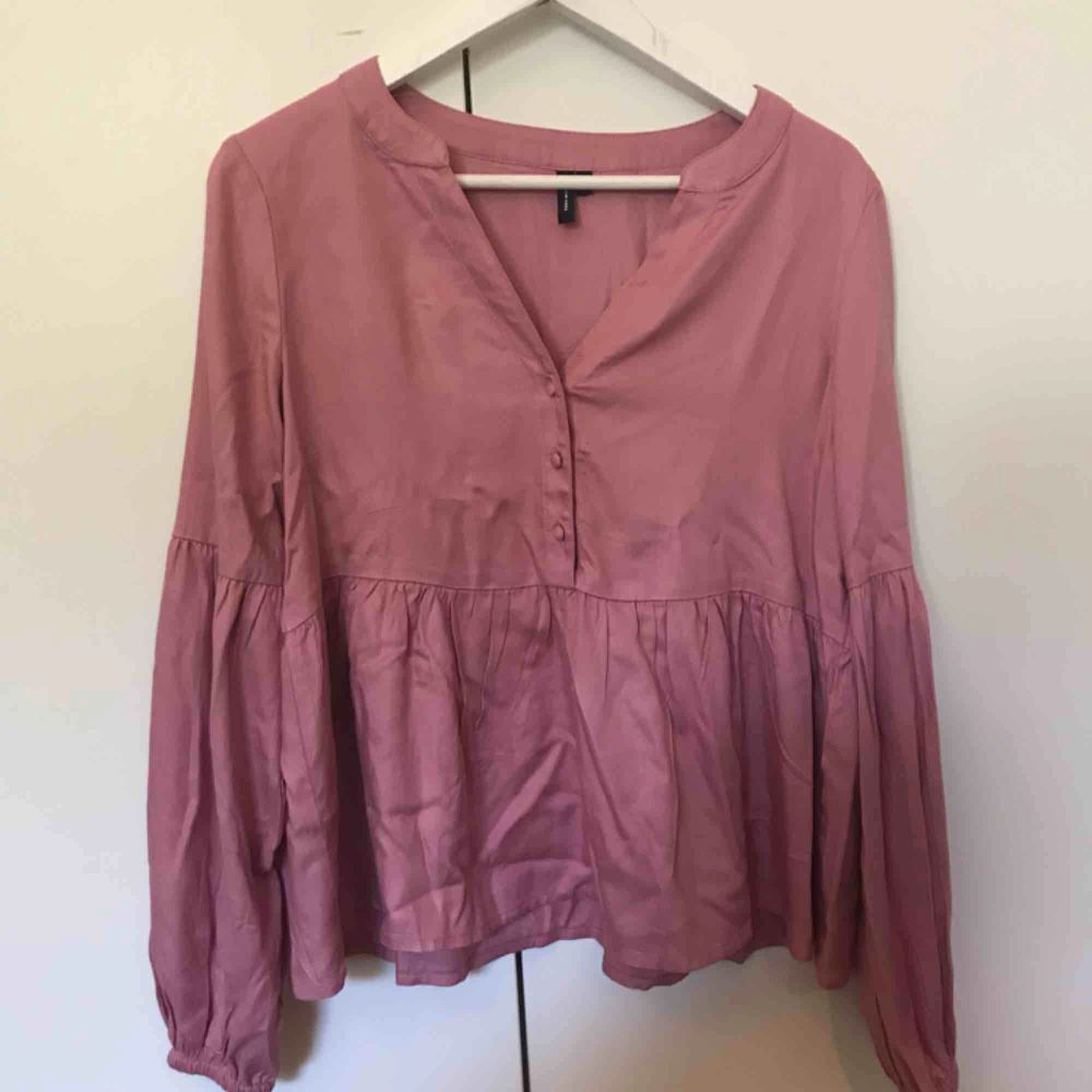 Superfin rosa tröja ifrån Vero Moda med knappar i detalj. Endast använd en gång pga trivs inte i färgen men verkligen så skön och fin i modellen! Köparen står för frakten💞💞. Skjortor.