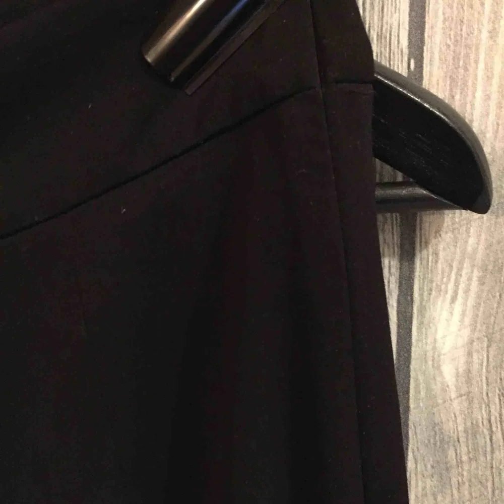 Svarta raka byxor från BIKBOK i storlek S. Jeans & Byxor.