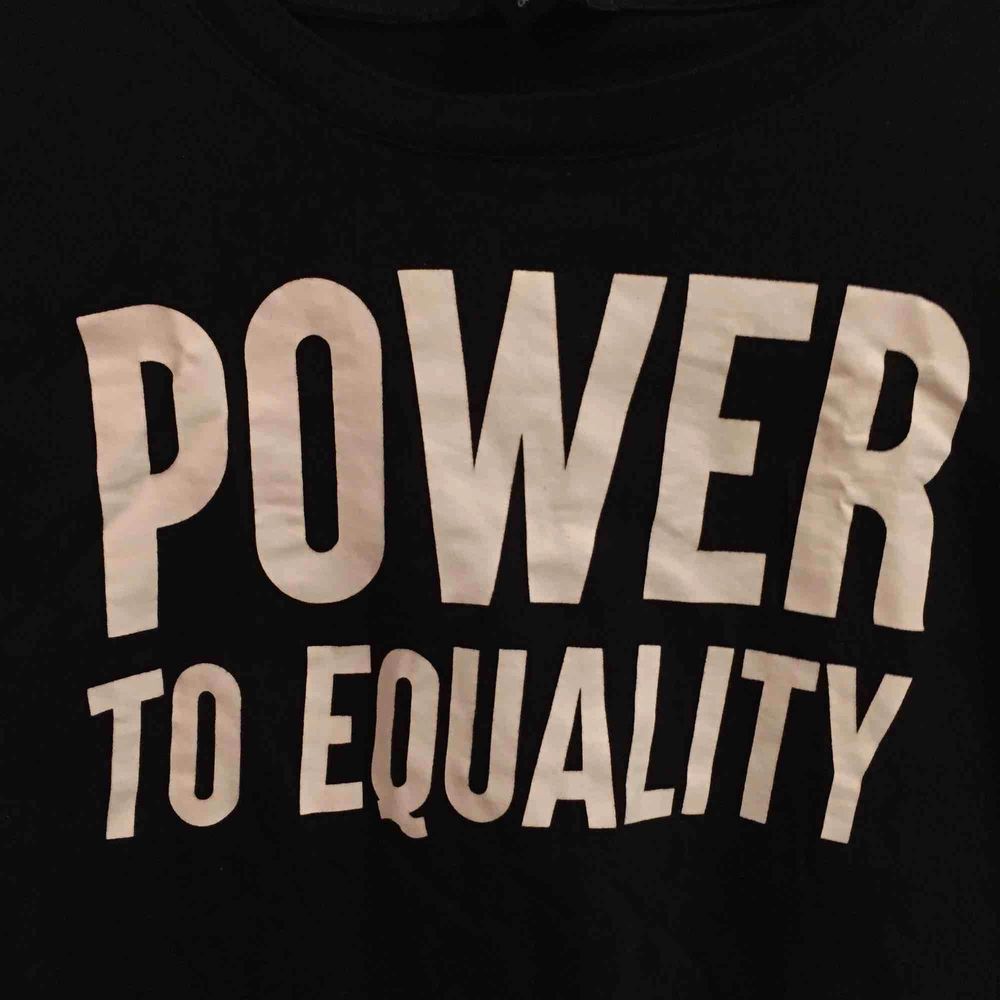 Svart tröja med texten ”POWER TO EQUALITY” från MONKI i storlek S . T-shirts.