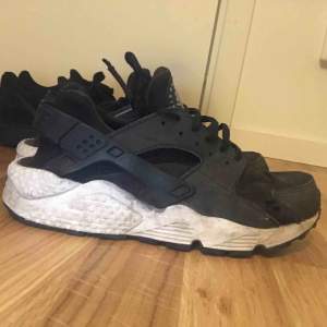 Nike air huarache svart vita 