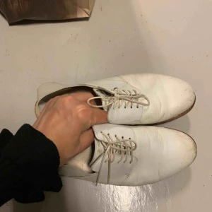  - Vita skinn loafers från Cos. Strl 38. Sälja nu för 70kr