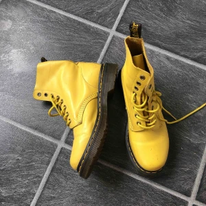  - Gula Dr martens 8-håls i strl 38.  Obetydligt använda men en katt som huggit klorna i vänsterkängan därav priset!  