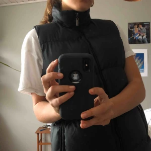  - Skitsnygg svart väst från on the peak!!