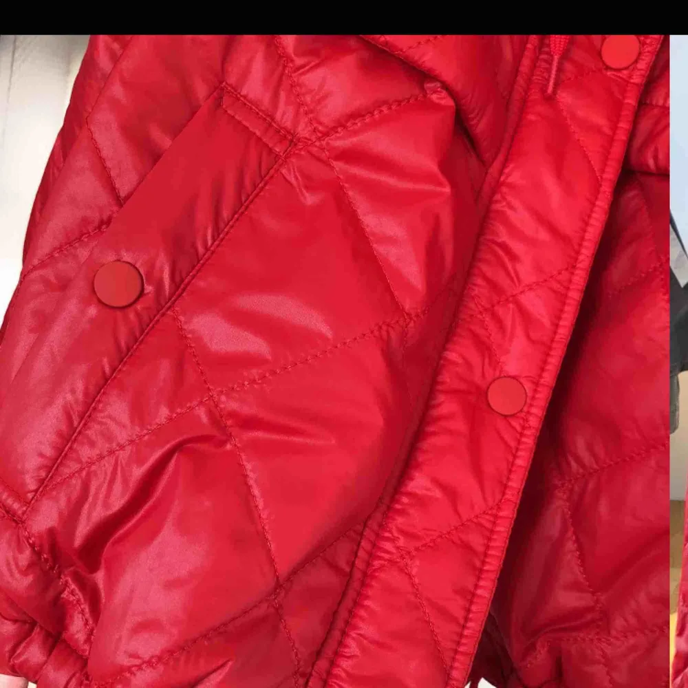 Röd jacka med huva från H&M. Aldrig använd. Säljer pga röd passar inte mig :( sidfickor med tryckknapp. Lång ärm med resår vid armslut. På jackan står storlek S men passar också mig som har M. Jackor.