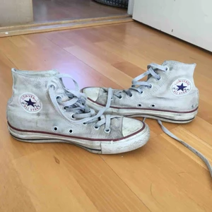  - Slitna vita converse strl 36.5  Kan hämtas i Spånga/Vällingby eller så står köparen för frakt via Postnord. 