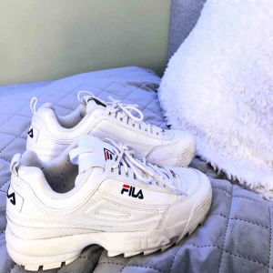  - Vita fila skor använda få gånger, små fläckar tvättas bort lätt med vatten! 👍🏼👍🏼