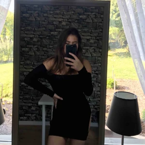  - Snygg klänning med öppet på sidorna. Den är från Boohoo och är endast provad, prislappen sitter kvar! 