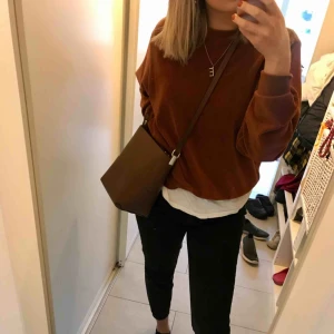  - Ljusbrun väska i fake skinn och guld detaljer från h&m🌸 Ca 23cm bred och 24cm hög.  Frakten är inkluderad i priset! Bara att höra av dig om du har några frågor eller funderingar💕