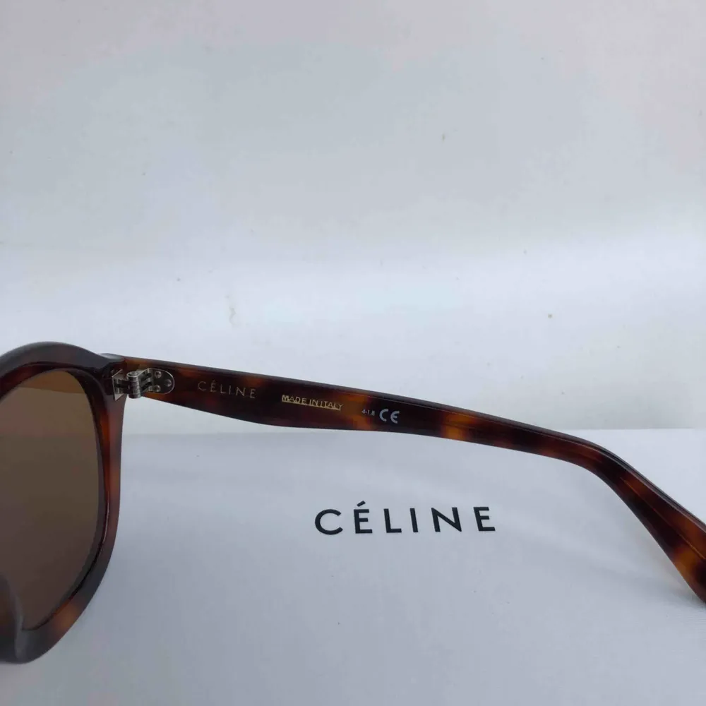 Oanvända Céline solglasögon köpta i Paris. Originalförpackning finns (se bild). Köparen står för frakt. . Accessoarer.