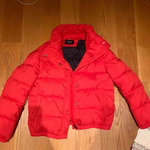  - Snygg jacka köpt i vintras, ny pris 600 ❤️ kan mötas upp i Stockholm eller frakta 