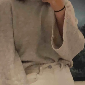  - En jätte fin och gosig tröja från Nakd i fint skick. Är ljus beige i färgen. Är storlek S men passar flera storlekar beroende på önskad passform. Möts upp eller så står köparen för frakt. 